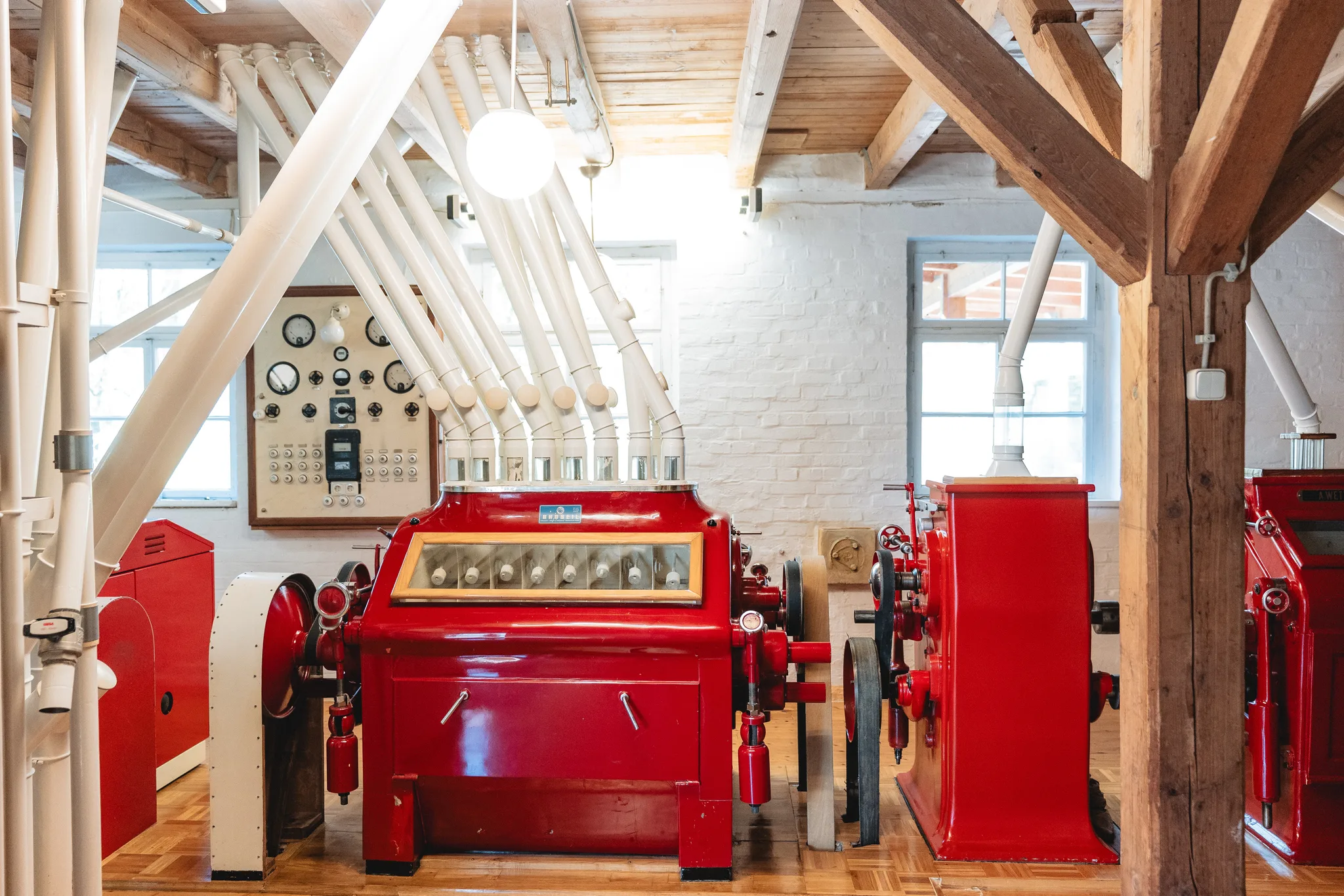 Die restaurierte, leuchtend rote Getreidemühle in der Ulstermühle vor der freien Trauung des Brautpaares in der Rhön.