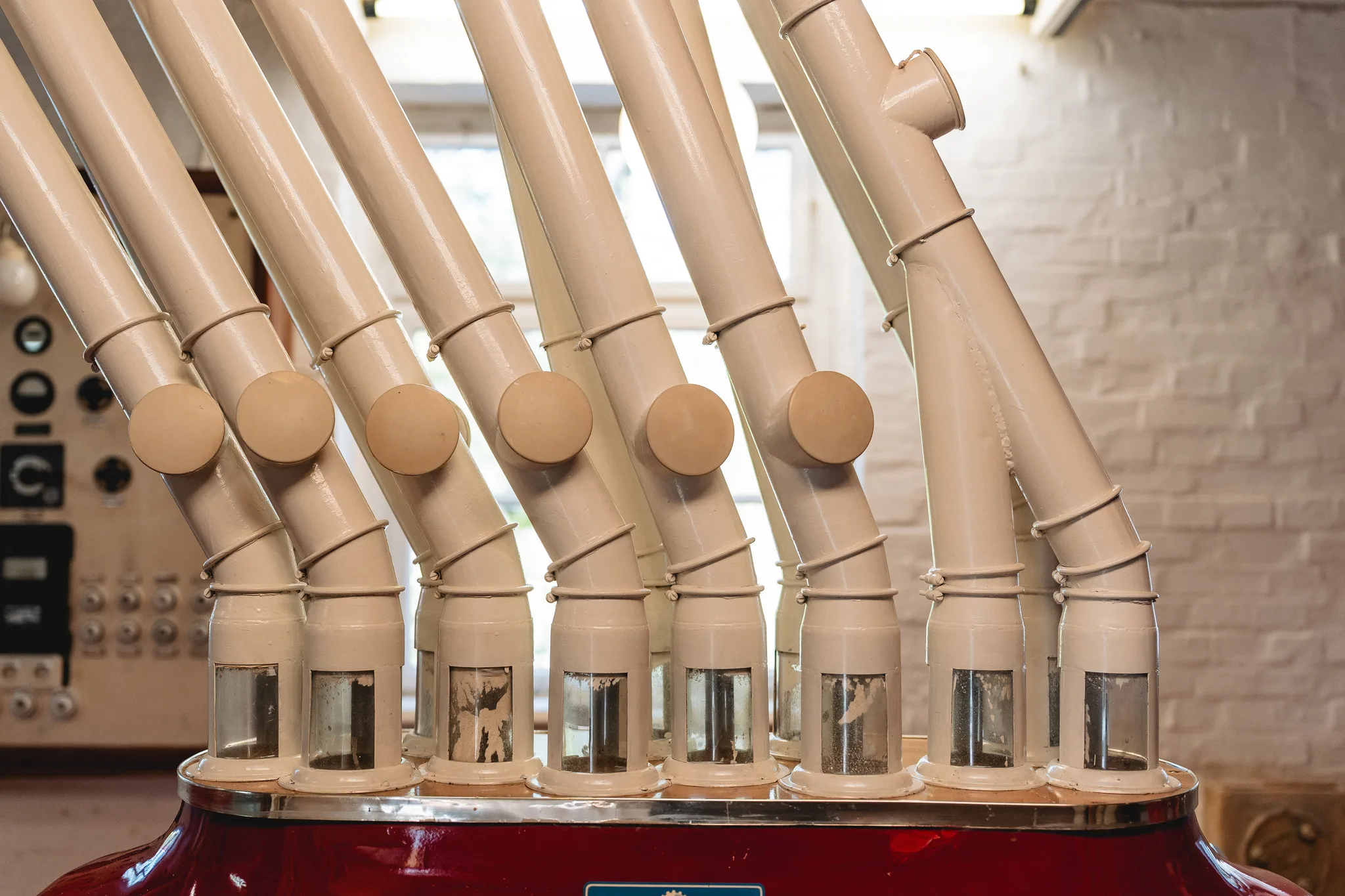 Nahaufnahme der technischen Rohrleitungen in der restaurierten, roten Mühle von Ralf bei der Ulstermühle.