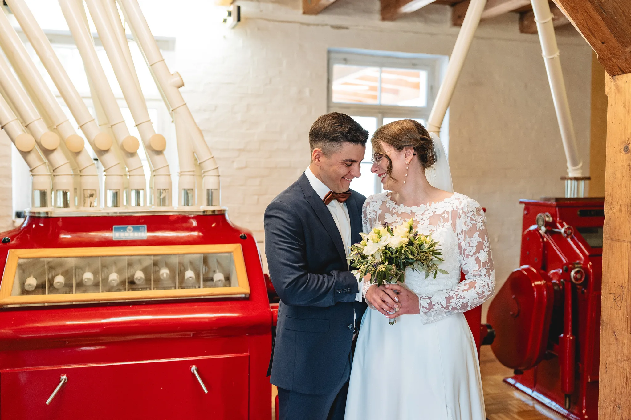 Stefanie und Ralf genießen ihren emotionalen First Look in der historischen, rot restaurierten Mühle der Ulstermühle.
